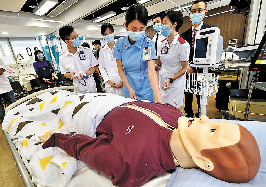 ●陳苑怡(藍衣者)認為任空姐時應對危機的經驗，能讓她勝任護士工作。香港文匯報記者  攝