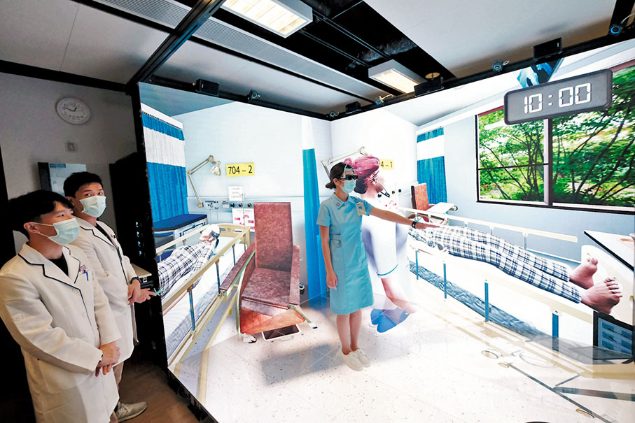 ●護士學校使用模擬病房進行另類教學，此場景為VR病房。 香港文匯報記者  攝