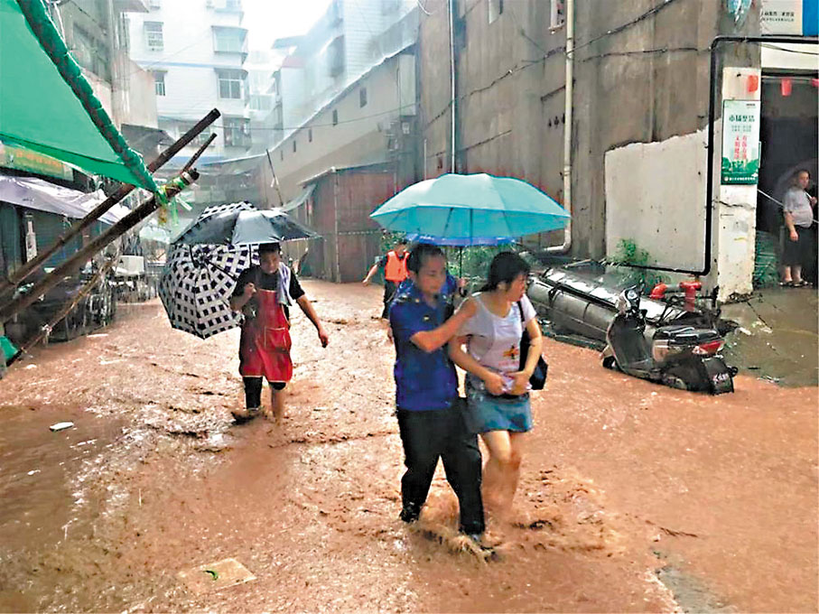 ●位於通江縣城南門的菜市場，幹部組織群眾轉移。網上圖片