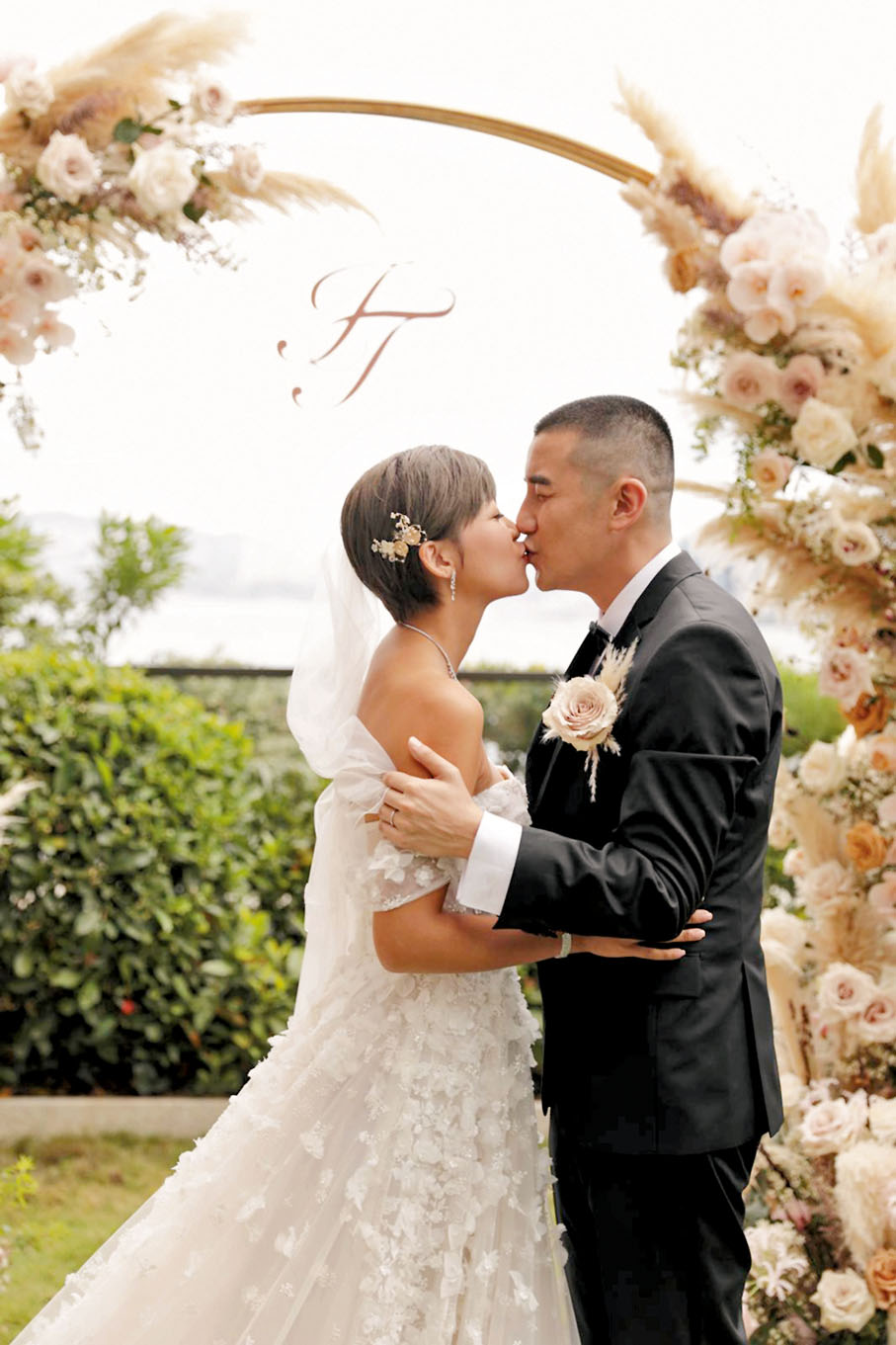 ● 洪永城與梁諾妍深情一吻。