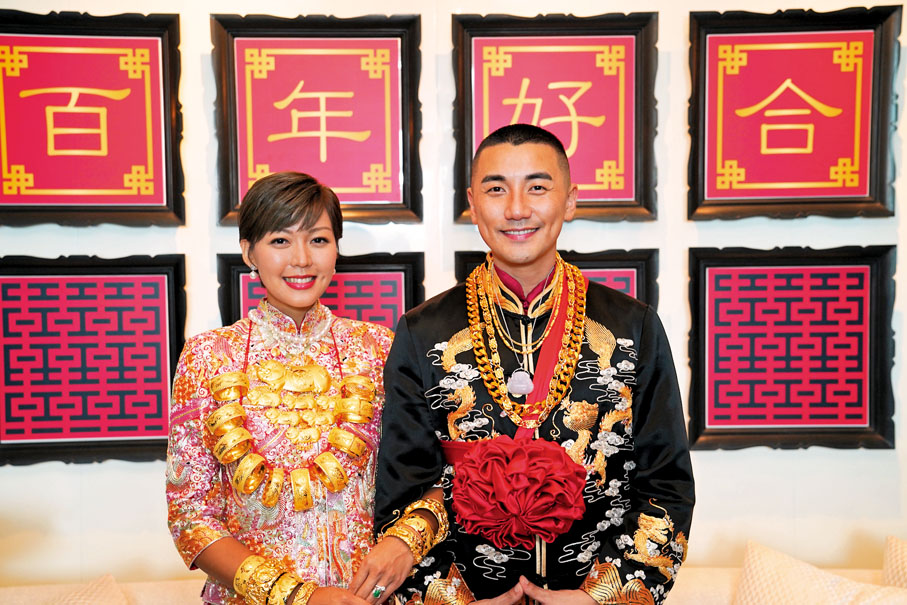 ● 洪永城跟梁諾妍大婚，全身金光閃閃。