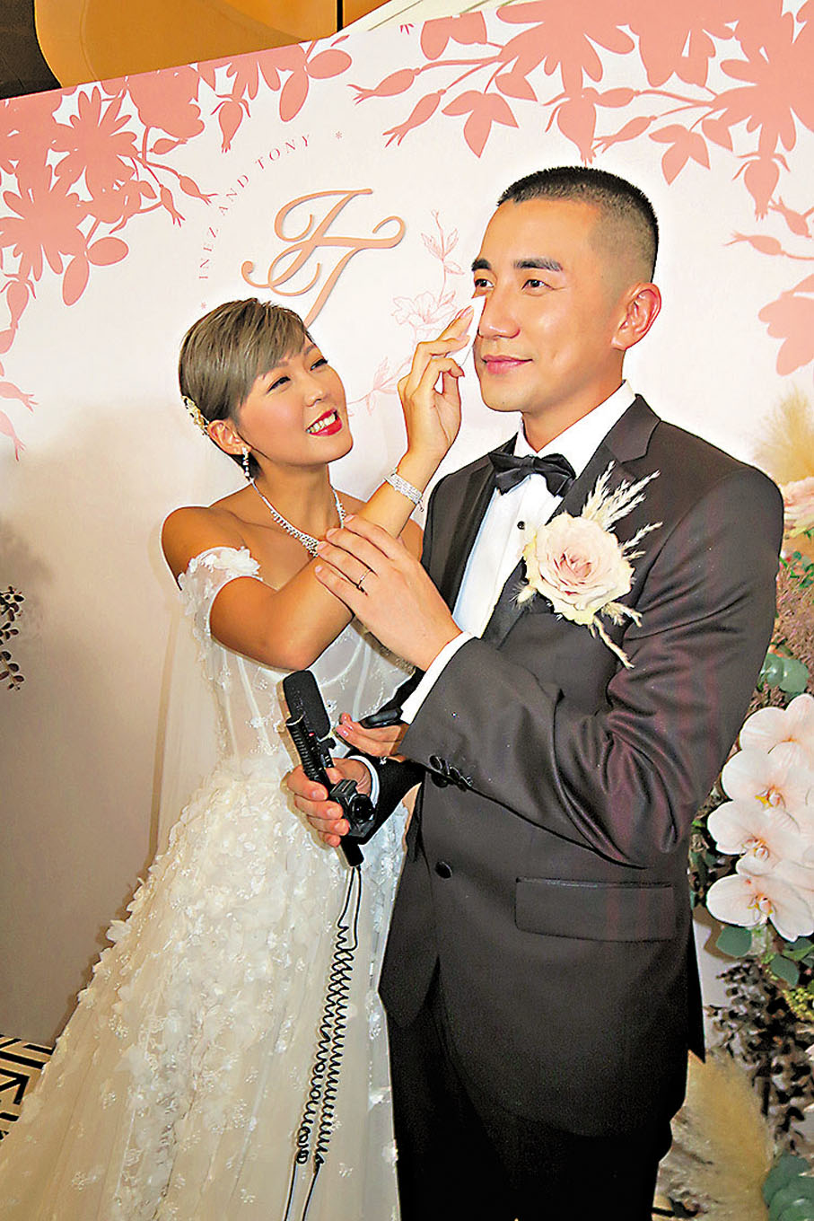 ● 新娘子細心為老公抹淚和汗。