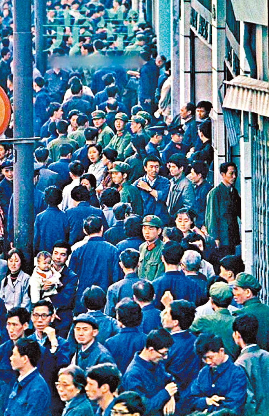 ●1978年，中國人民的衣着以藍和青綠色為主。 資料圖片