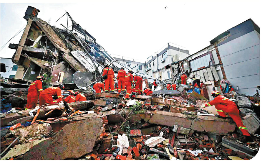 ●消防救援人員在江蘇蘇州吳江塌樓事故現場進行搜救。 新華社