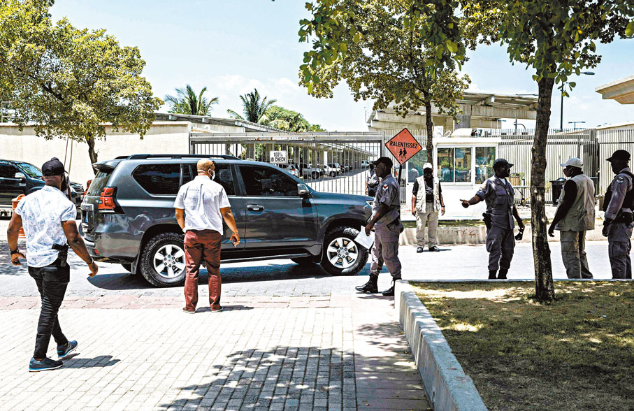 ● 海地外交代表的車輛駛入當地美國使館。 法新社