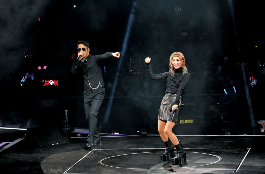 ●鄭秀文與黎明同台合唱，現場氣氛熾熱。