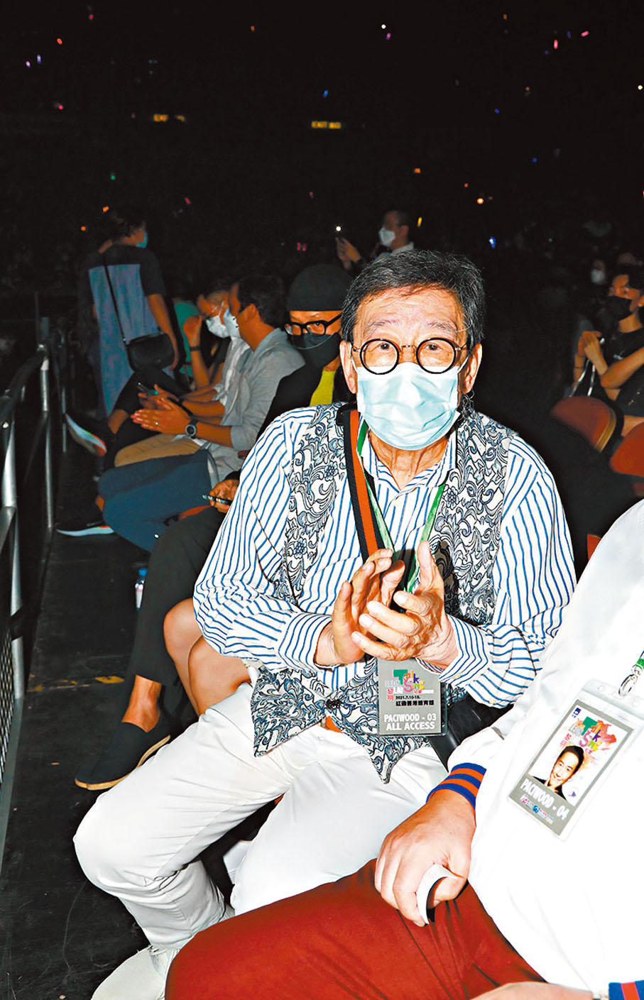 ●黎明的契爺胡楓現身打氣。