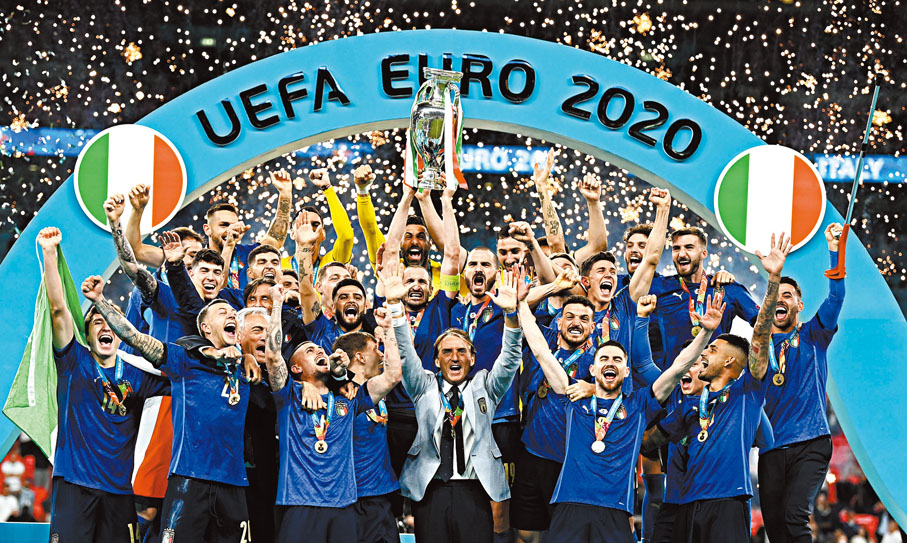 ●文仙尼(前排中)帶領意大利子弟兵，勇奪歐洲國家球壇最高榮譽。  美聯社