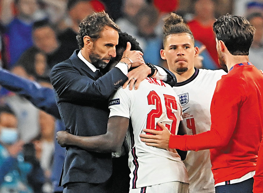 ●修夫基(左)安慰布卡約沙卡。  路透社