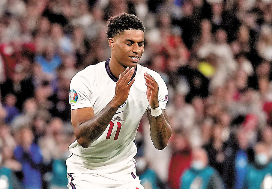 ●拉舒福特射失12碼，掩面惋惜。  路透社