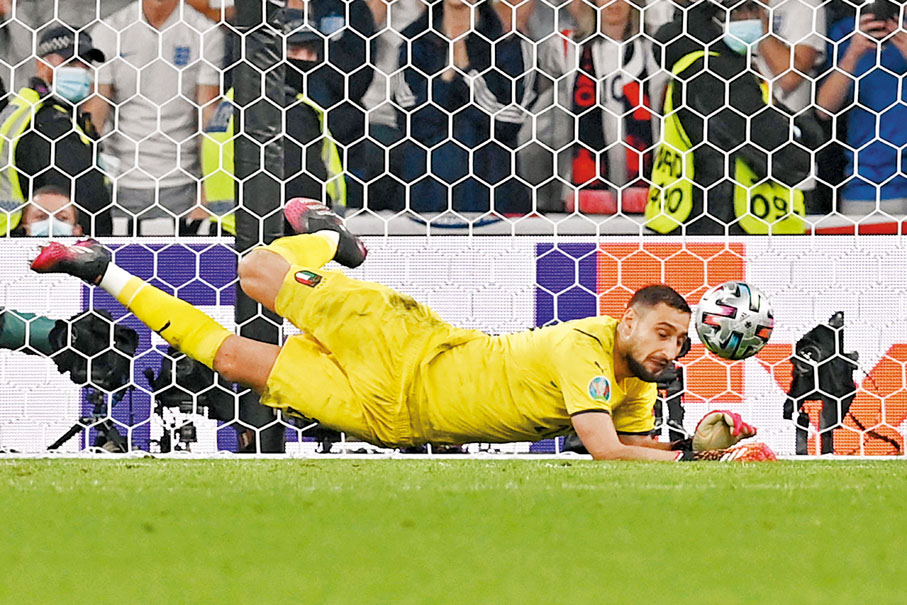 ●當拿隆馬救出沙卡的12碼奠勝。  法新社