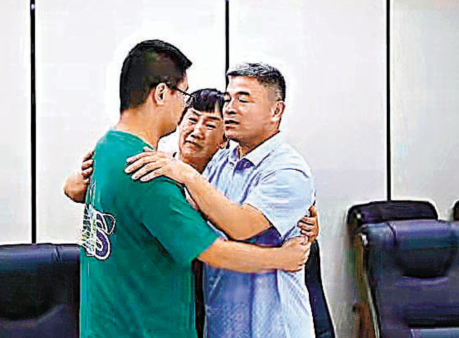 ●郭剛堂（右）找到兒子。 受訪者供圖
