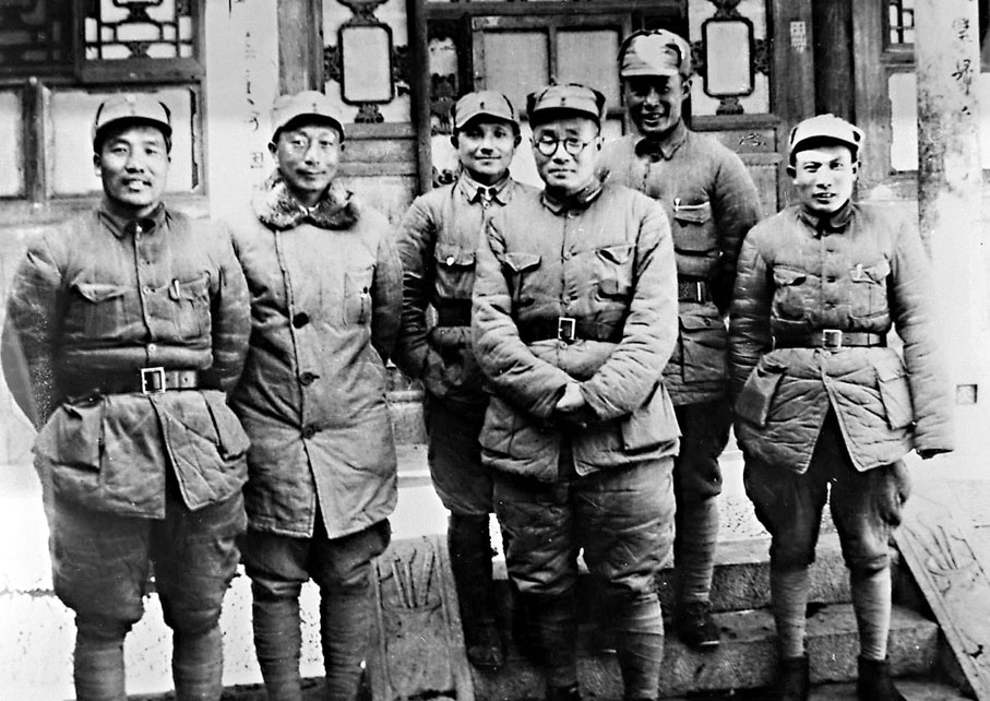 ●1940年初，一二九師和晉察冀軍區主要領導在河北涉縣（左起：李達、聶榮臻、鄧小平、劉伯承、呂正操、蔡樹藩）。 資料圖片