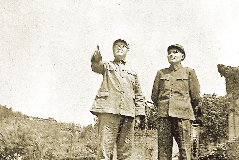 ●1949年，劉伯承（左）、鄧小平親臨渡江戰役前沿，部署渡江作戰。資料圖片