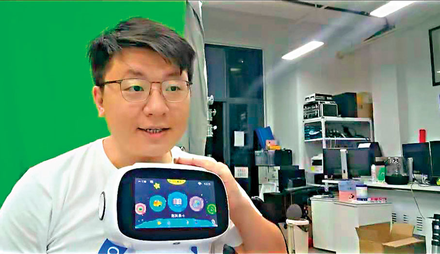 ●直播中的鄭鵬翔，他在吆喝粉絲了解一款AI智能機器人。 受訪者供圖