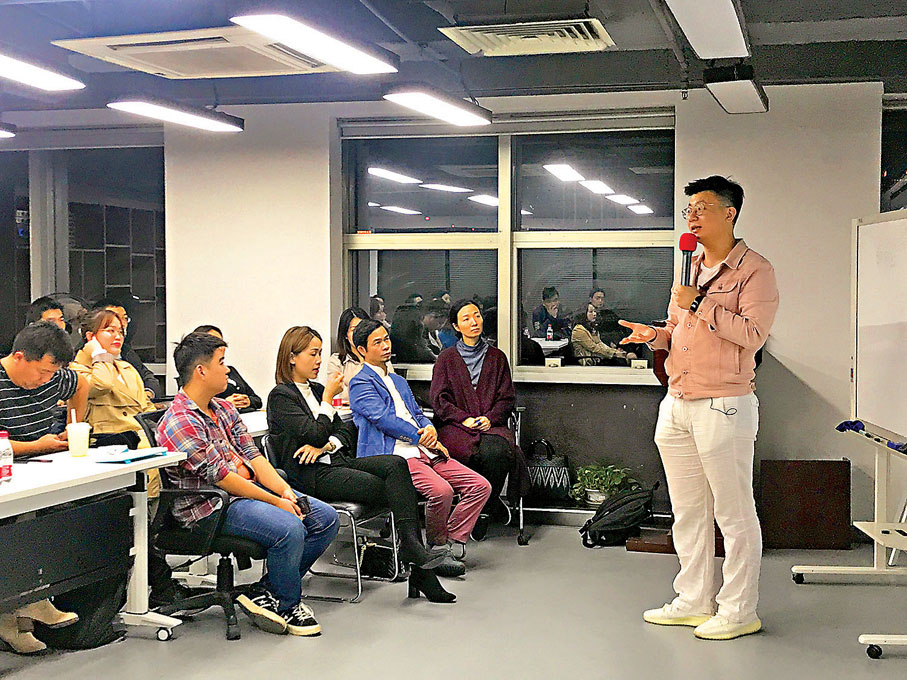 ●鄭鵬翔在向學員傳授直播帶貨技巧。受訪者供圖
