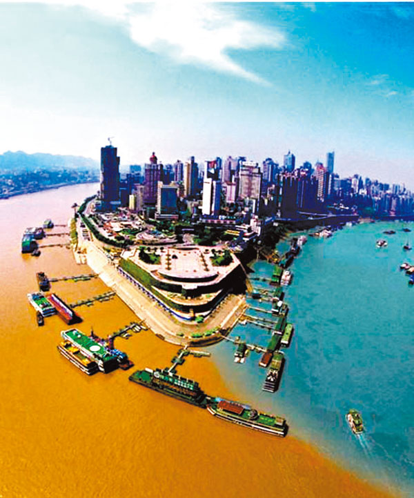 ●位扼兩江的重慶朝天門碼頭。 作者供圖