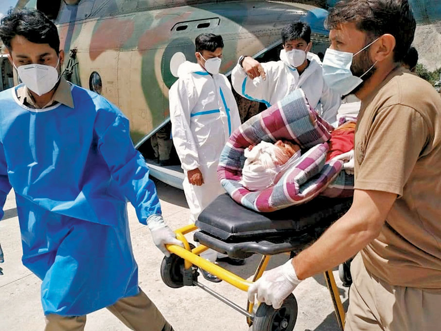 ●人們將傷員運往醫院。  新華社