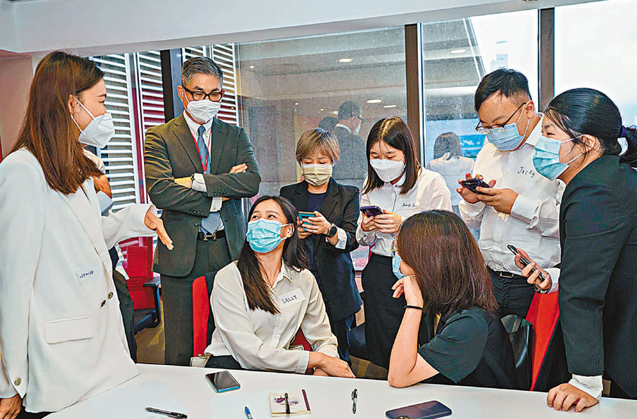 ●伍淑清勉勵青年盡快到大灣區學習。圖為有份參與「大灣區青年就業計劃」的畢業生。 資料圖片