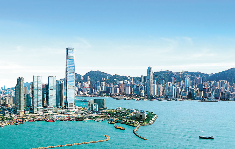 ● 歷年來新地為香港打造多個地標性項目，包括享譽國際、由環球貿易廣場（ICC）和國際金融中心（IFC）組成的「維港門廊」。 新地供圖
