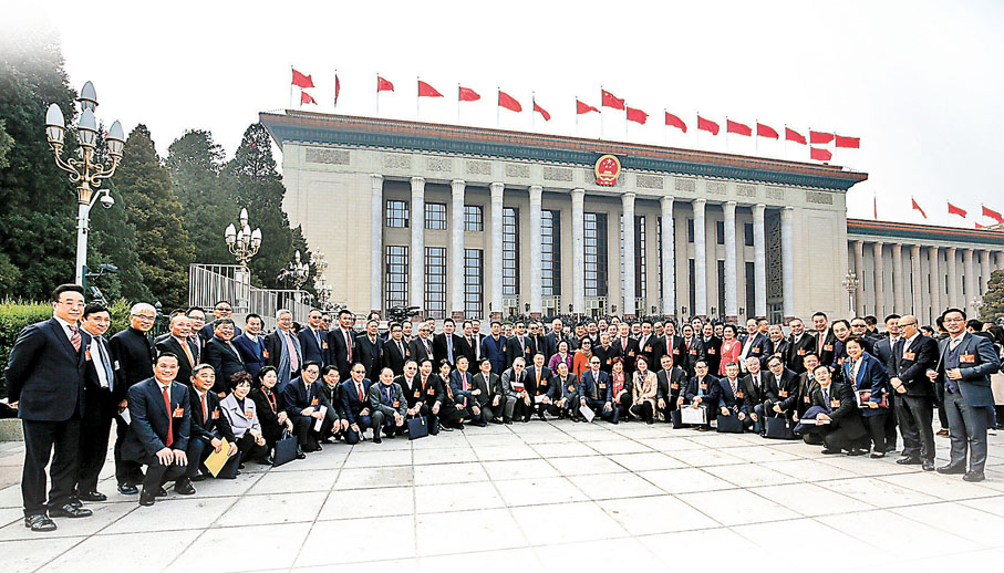 ● 郭炳聯 (左二) 稱，他深切感受到國家對政協委員意見建議的重視。 新地供圖