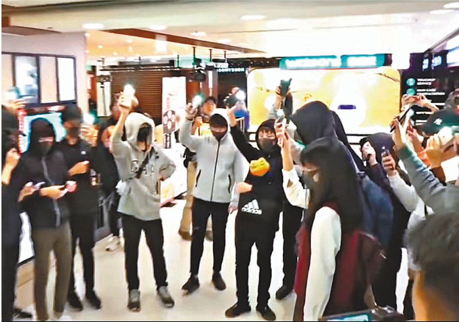 ●前年12月28日，大批青少年涉嫌在德福廣場內非法集結及襲警等。當中10人被起訴。 資料圖片