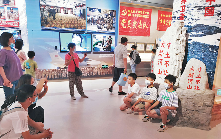 ●「在黨的旗幟下前進-人民軍隊慶祝中國共產黨成立100周年主題展覽」在軍事博物館正式向公眾開放。7月14日，參觀者們紛紛在三塊刻有「大好河山 寸土不讓」的石碑前留影緬懷英烈。 香港文匯報記者葛沖  攝