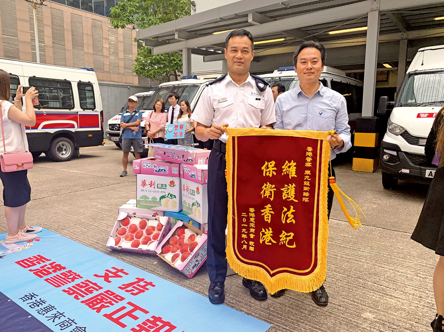 ● 2019年，吳光霖代表惠來商會慰問警隊。