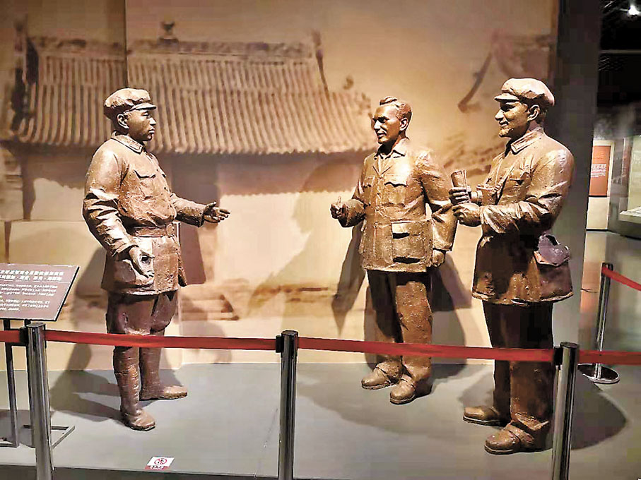 ●彭德懷（左）接見斯諾與馬海德場景塑像。