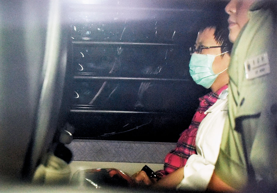 ●女被告詹心桀兩項謀殺罪罪成被判終身監禁。圖為被告由囚車押走還柙。資料圖片