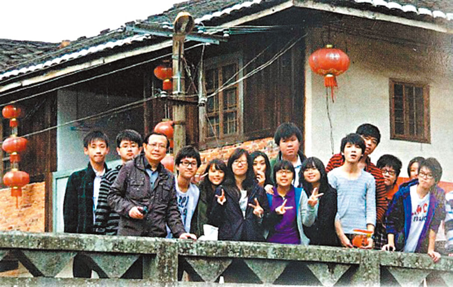 ●福建中學師生一同遊覽福建塔下村。 校方供圖