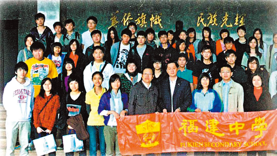 ●福建中學師生到福建華僑大學實地考察。 校方供圖