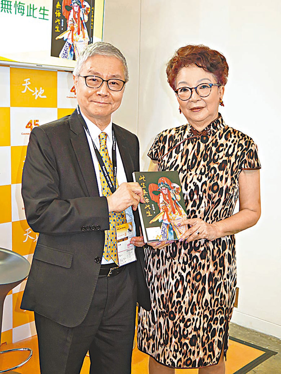 ● 鄧拱璧中風康復，陪伴丈夫阮兆輝出席簽名會。