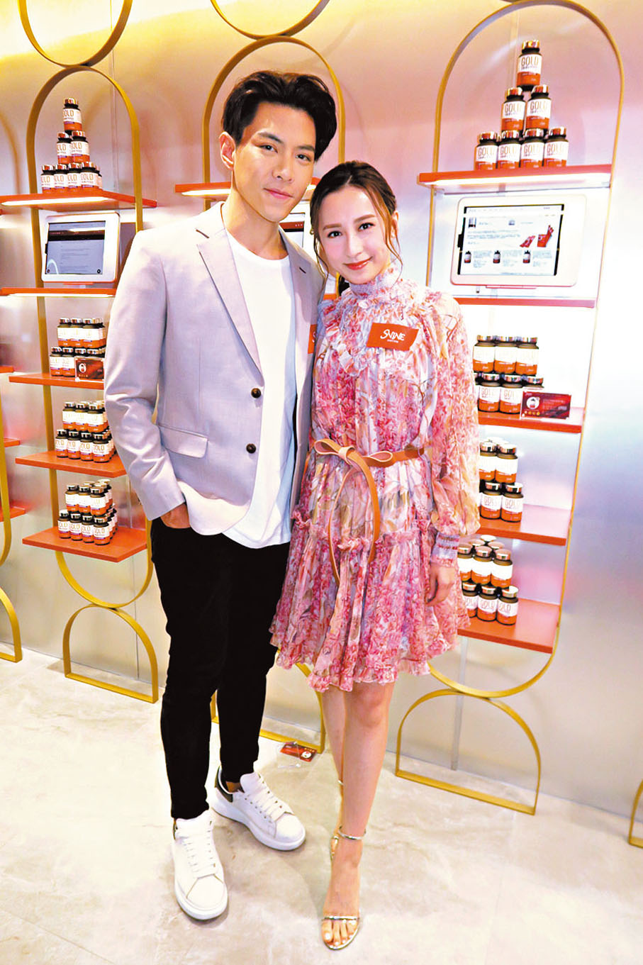 ●羅天宇和龔嘉欣以熒幕情侶檔姿態出席代言活動。