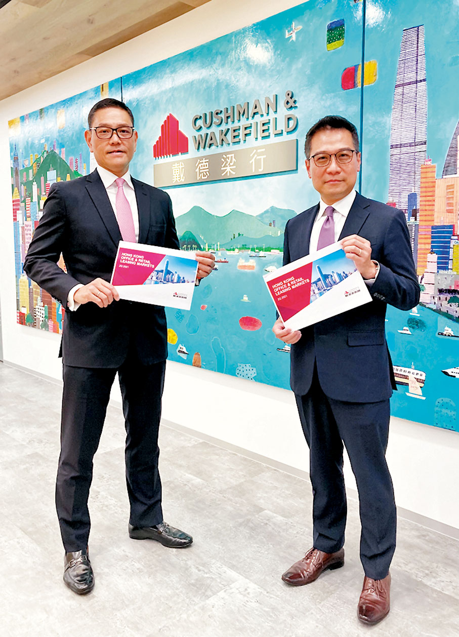 ●戴德梁行高偉雄(左)預期，下半年酒店投資成交額增加。旁為陳健珩。 