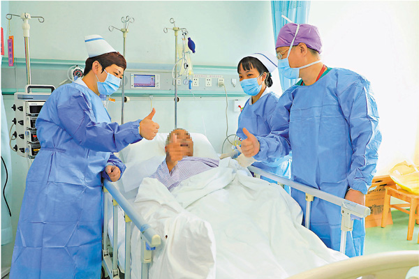 ●患者福伯於術後36小時拔除了氣管插管。 受訪者供圖