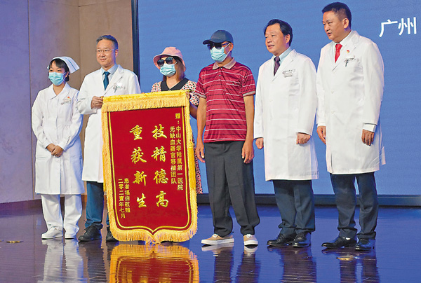 ●首例「無缺血」心臟移植患者福伯（紅衣者）感謝醫院人員的救治。 香港文匯報記者盧靜怡 攝