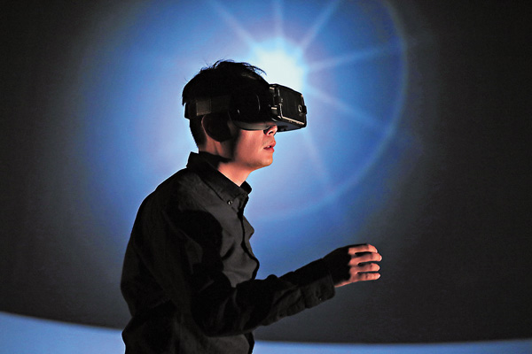 ●楊振業在劇中以VR探索劇場可能。