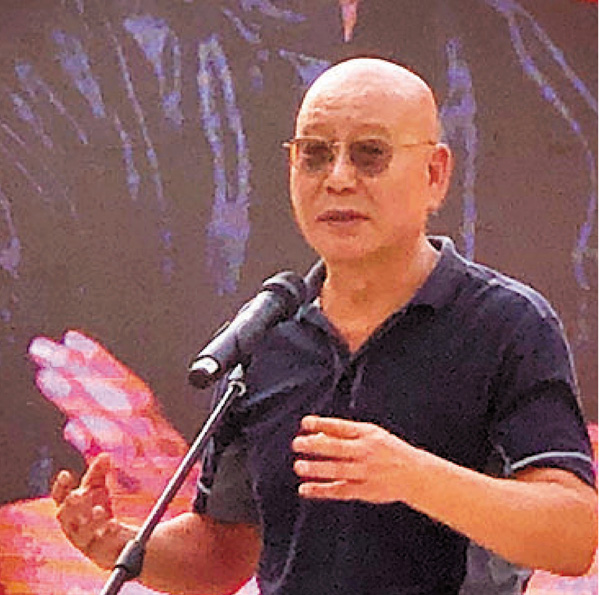 田炳信在新作《巟誕．荒誕》發布會上致辭。