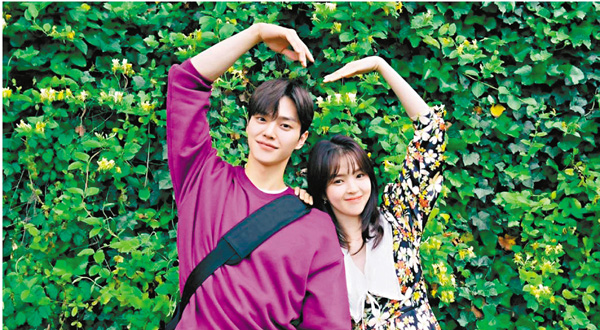 ●宋江（左）與韓素禧主演的《無法抗拒的他》正在熱播。