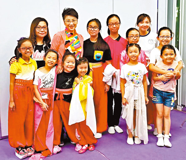 ●劉惠鳴親力親為與學員排戲。