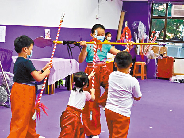●學員排打鬥場面，一絲不苟。