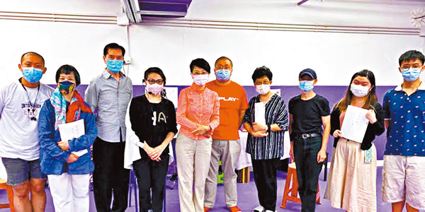 ●《跨鳳乘龍》演員們也把握時間排戲。