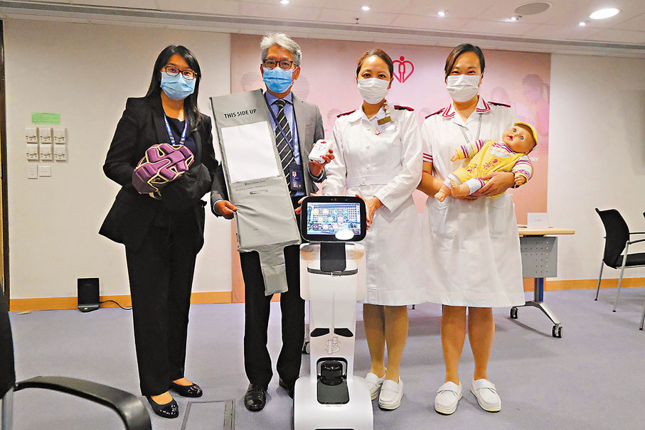 ●沙田醫院去年透過「護理質素提升計劃」引入兩部機械人協助護士處理病房內工作。 香港文匯報記者  攝