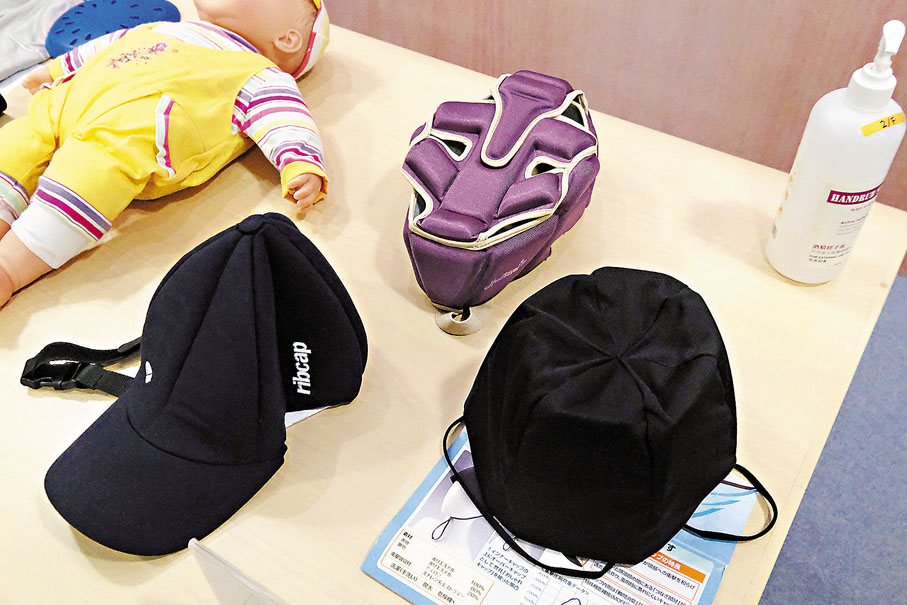 ●醫院現時會為有跌倒風險病人提供安全頭盔及護臀褲，以減輕一旦跌倒而引發的傷害。 香港文匯報記者  攝