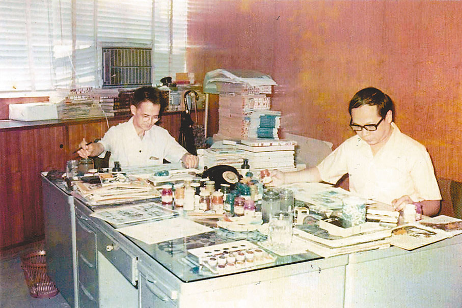 ●70年代，羅冠樵（左）與李成法在《兒童樂園》編輯室中。