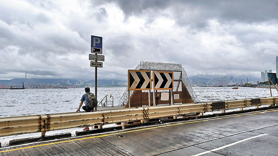 ●市民打傘也被強風弄得狼狽不堪。香港文匯報記者  攝