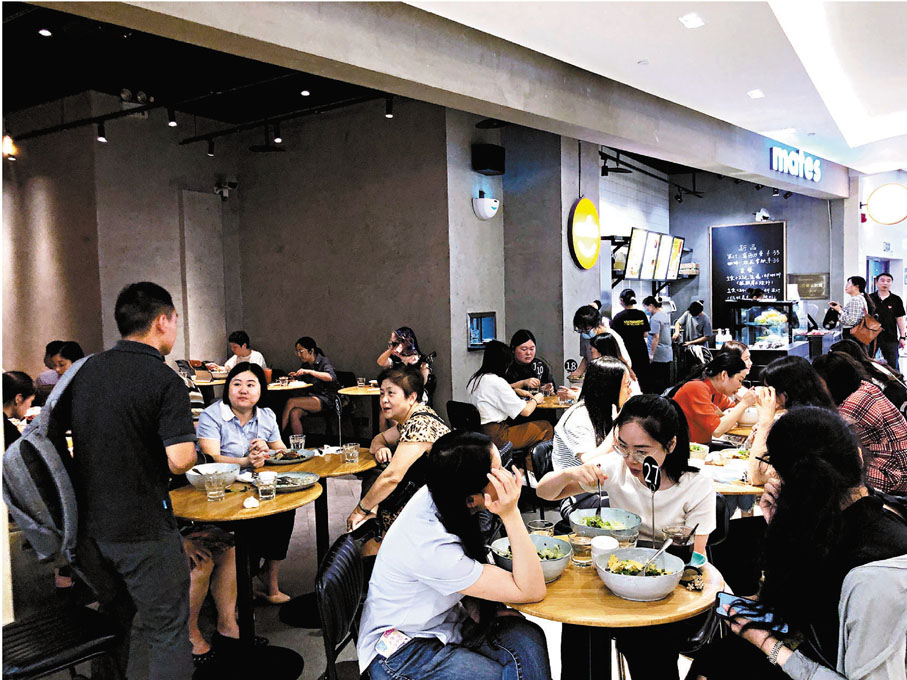 ● 位處解放碑CBD的輕食店「mates」，午餐時間一位難求。