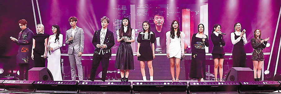 ●入圍最後五強學員跟七位歌手導師一同登台。