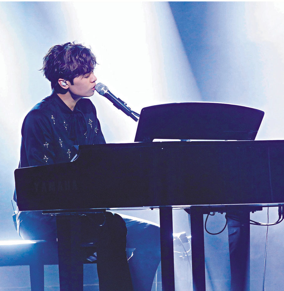 ●冼靖峰自彈自唱《我懷念的》表現出色。